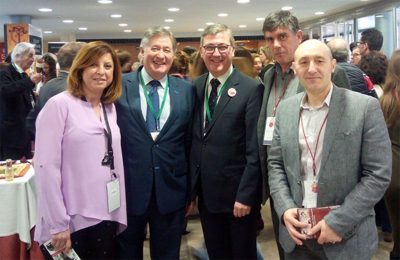 De izq. a dcha.: Mª Dolores Murcia Pérez (vocal del Colegio Oficial de Veterinarios de Albacete), Luis Alberto Alía (Pte. del Consejo Autonómico de Veterinarios d CLM), Marcial Marín (Consejero de Educación y Cultura de CLM), Luis Colmenar (Pte. Colegio Oficial de Veterinarios de Cuenca), José Ramón Encinas (Secretario Colegio Oficial de Veterinarios de Cuenca)